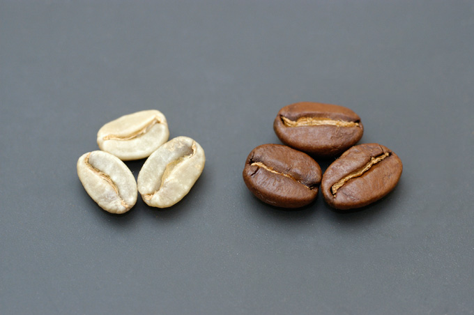 Vývoj barvy a velikosti zrnek kávy při pražení.